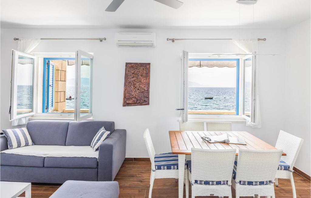 Posedenie v ubytovaní Four-Bedroom Holiday Home In Brist
