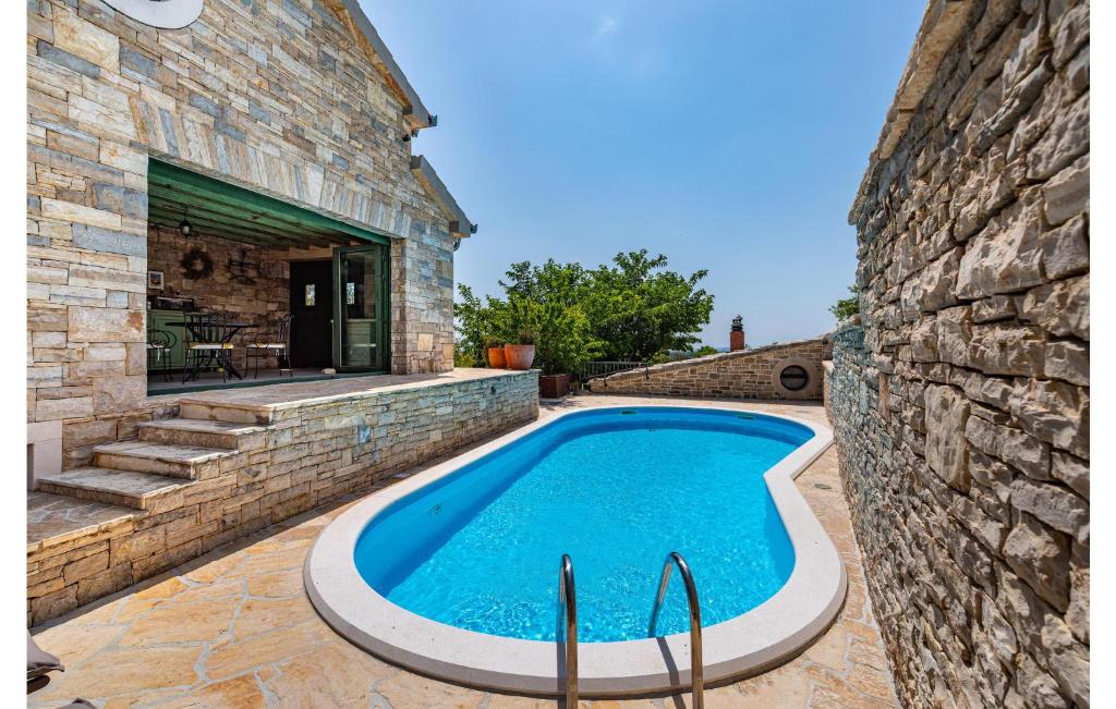 Basen w obiekcie 3 Bedroom Beautiful Home In Lisicic lub w pobliżu