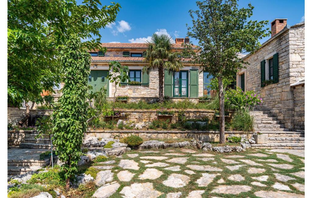 zewnętrzny widok na dom z ogrodem w obiekcie 3 Bedroom Beautiful Home In Lisicic w mieście Lisičići