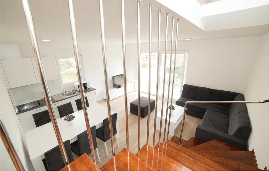 Kuchyňa alebo kuchynka v ubytovaní Three-Bedroom Apartment In Trogir