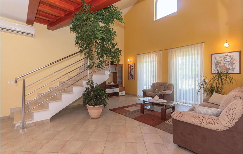 salon ze schodami i dwoma krzesłami w obiekcie Holiday Home Volme w Puli