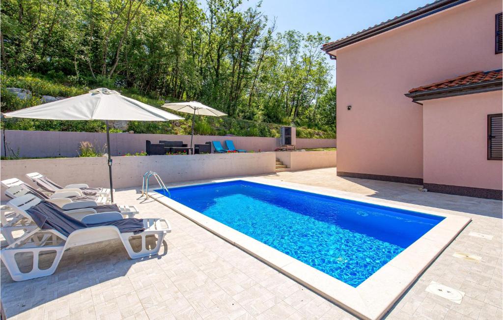 Bazén v ubytovaní 4 Bedroom Beautiful Home In Veprinac alebo v jeho blízkosti