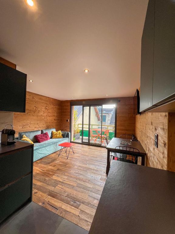 ein Wohnzimmer mit Sofa und Tisch in der Unterkunft Très joli T2 in Villard-de-Lans