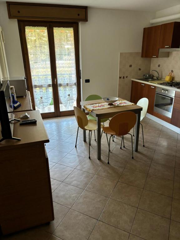 una cucina con un tavolo e sedie in una stanza di DepaHOME a Saint Vincent