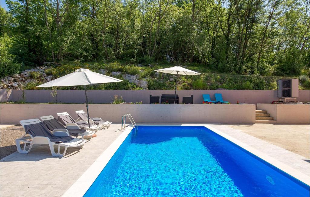 Bazén v ubytovaní 4 Bedroom Beautiful Home In Veprinac alebo v jeho blízkosti
