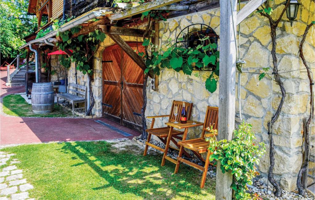 Vonkajšia záhrada v ubytovaní Ferienhaus Mit Pool Und Sauna