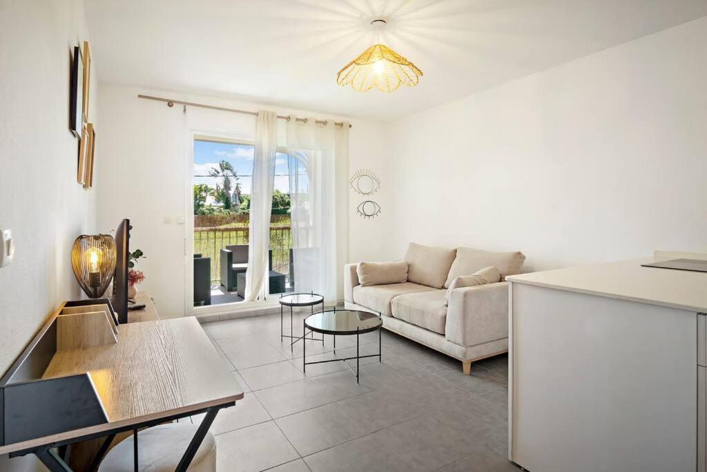 a living room with a couch and a table at Appartement Rosalia, cosy & central in Fort-de-France