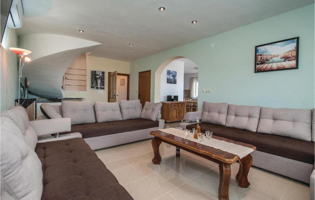 Posedenie v ubytovaní Six-Bedroom Holiday Home In Sevid