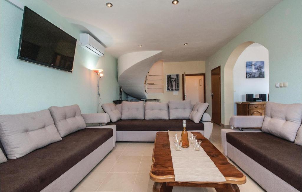 Posedenie v ubytovaní Six-Bedroom Holiday Home In Sevid