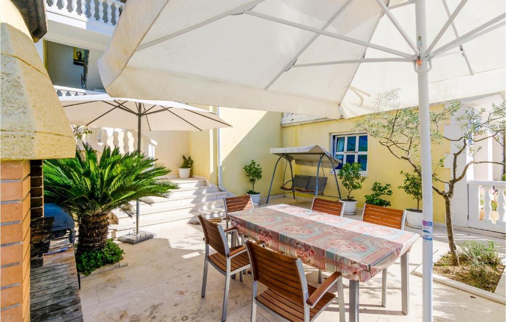 Patio alebo iná vonkajšia časť ubytovania One-Bedroom Apartment In Slano