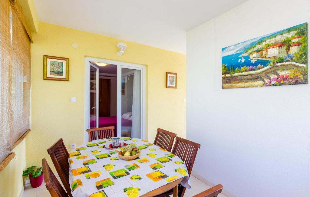 Posedenie v ubytovaní One-Bedroom Apartment In Slano