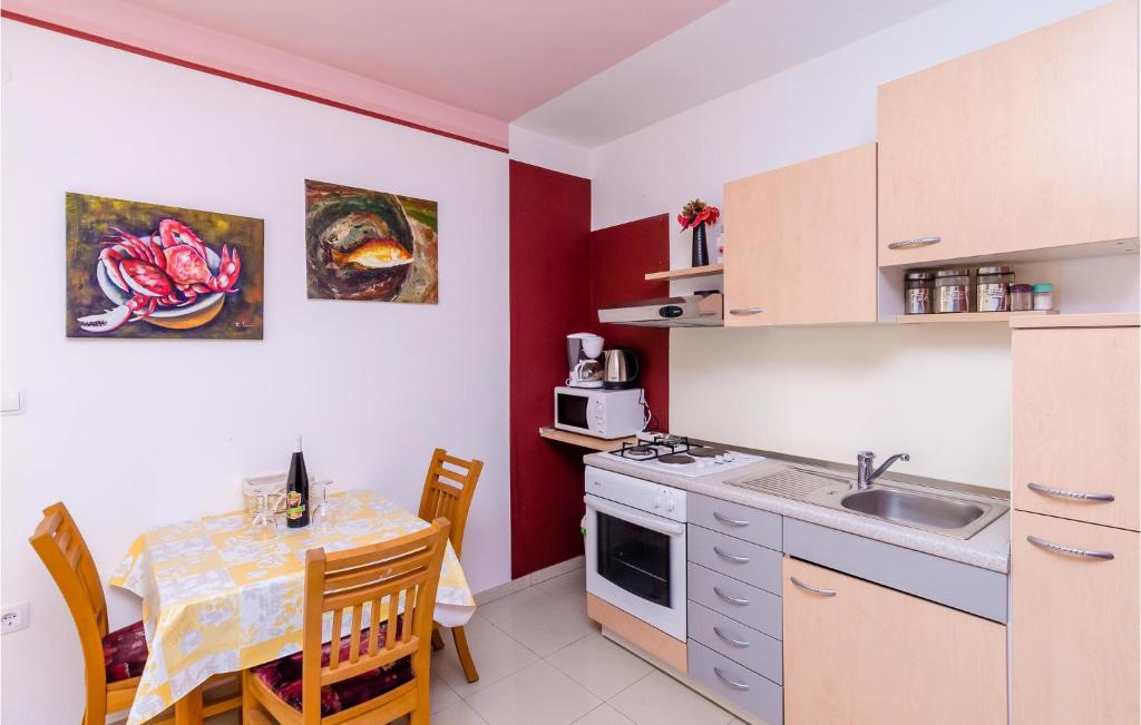 Kuchyňa alebo kuchynka v ubytovaní One-Bedroom Apartment In Slano