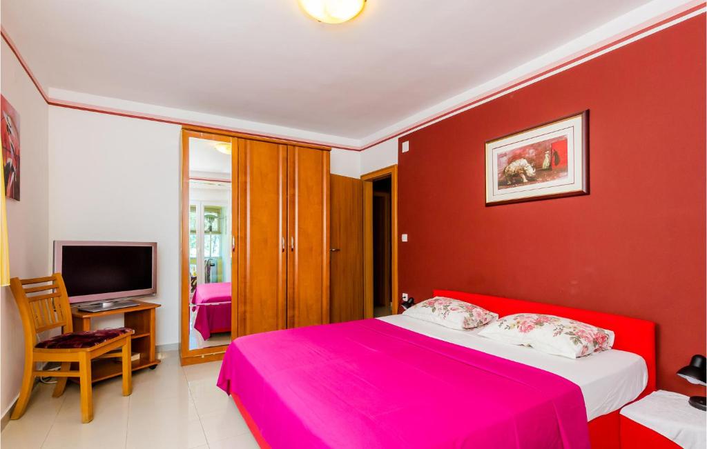 Televízia a/alebo spoločenská miestnosť v ubytovaní One-Bedroom Apartment In Slano