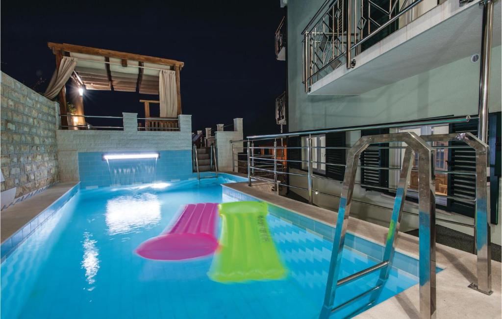 Bazén v ubytovaní Six-Bedroom Holiday Home In Sevid alebo v jeho blízkosti