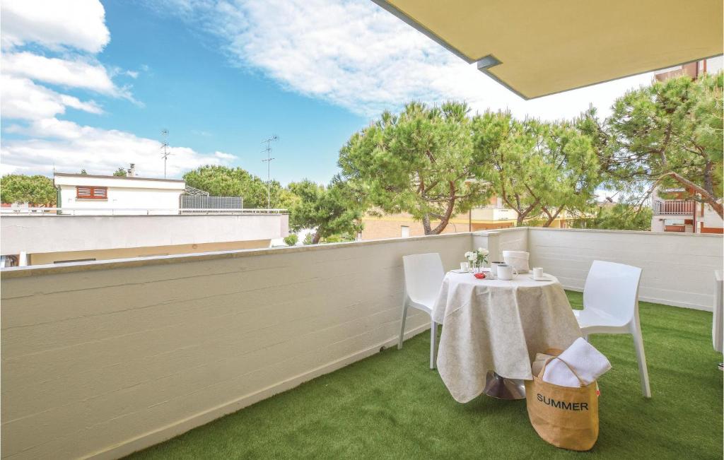 balkon ze stołem i krzesłami na dachu w obiekcie Awesome Apartment In Lido Di Fermo w mieście Lido di Fermo