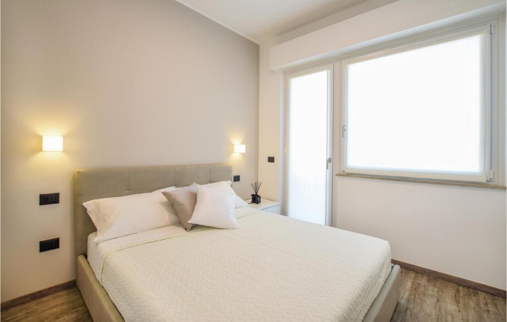 Łóżko lub łóżka w pokoju w obiekcie Awesome Apartment In Lido Di Fermo