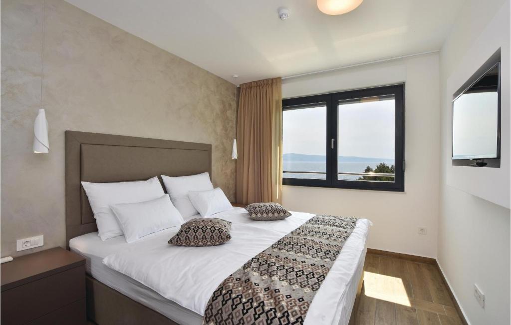 Posteľ alebo postele v izbe v ubytovaní Beach Front Home In Omis With Sauna