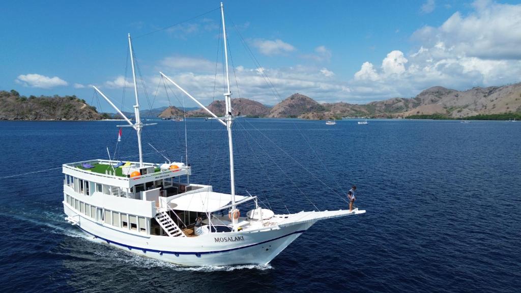 Mosalaki Phinisi by Nusa Coral Cruise - Mobile Home