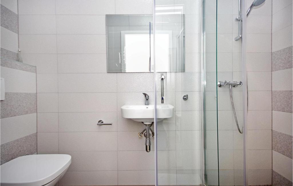 Kúpeľňa v ubytovaní Two-Bedroom Holiday Home In Podgora