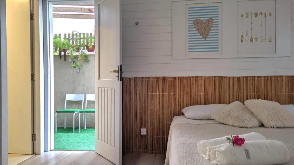 Una cama o camas en una habitación de Casa Madre Hostel Feminino