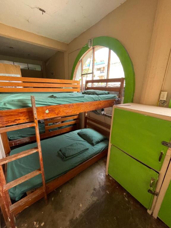 Giường trong phòng chung tại Pipeline Hostel