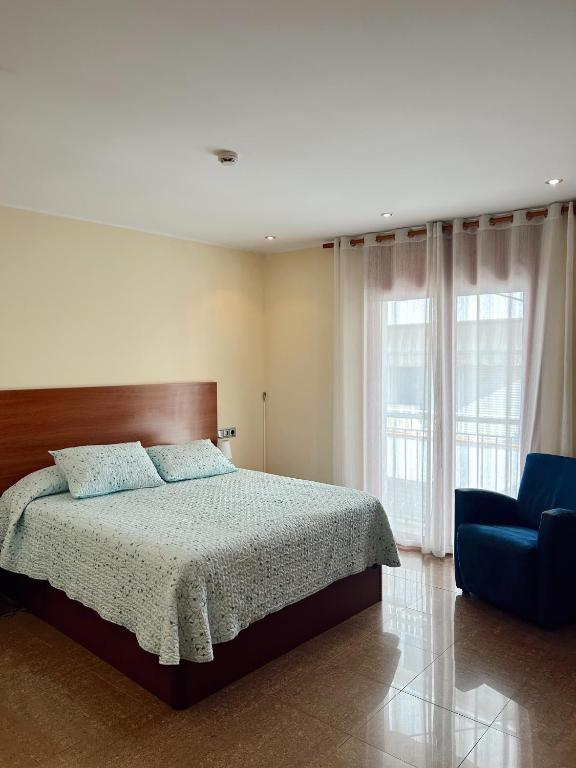 Postel nebo postele na pokoji v ubytování Hostal La Tina