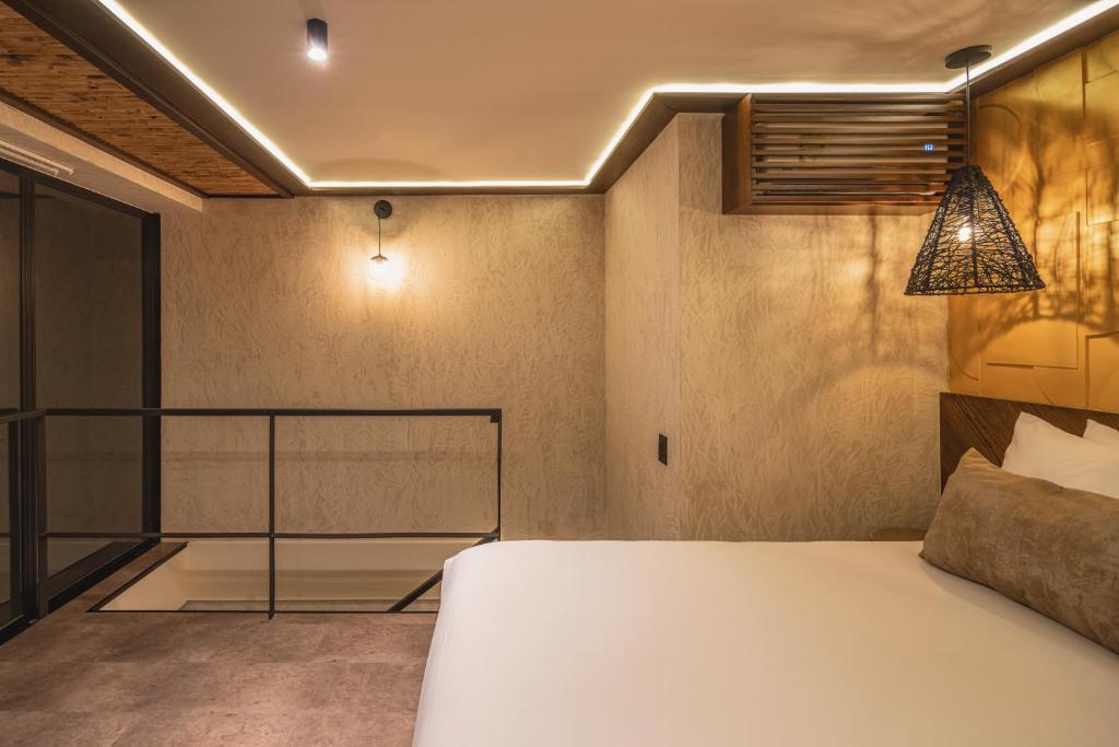 Postel nebo postele na pokoji v ubytování Golden Valley Hotel