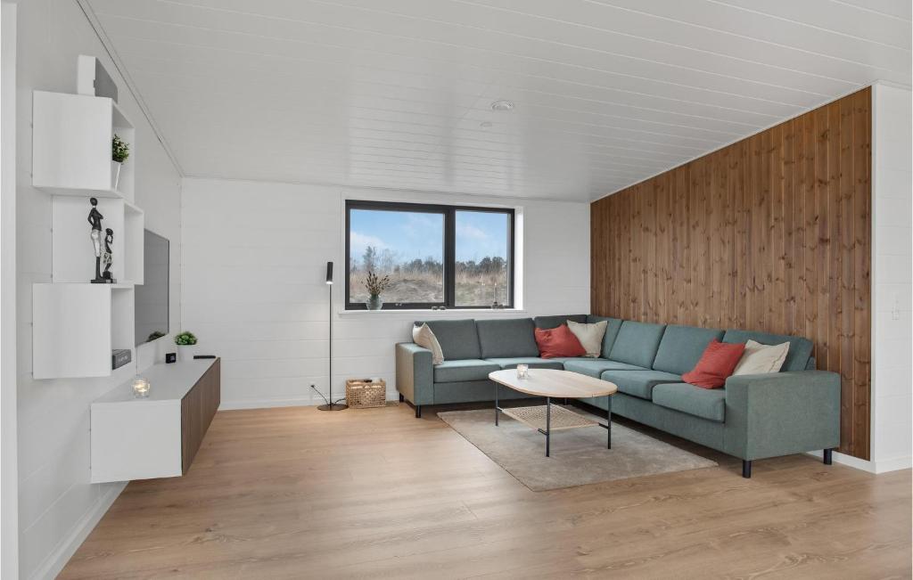 Χώρος καθιστικού στο 4 Bedroom Awesome Home In Bindslev