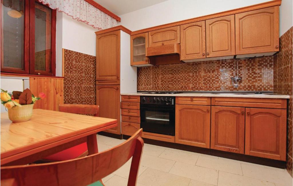 Kuchnia lub aneks kuchenny w obiekcie Holiday Home Prigradica Bb