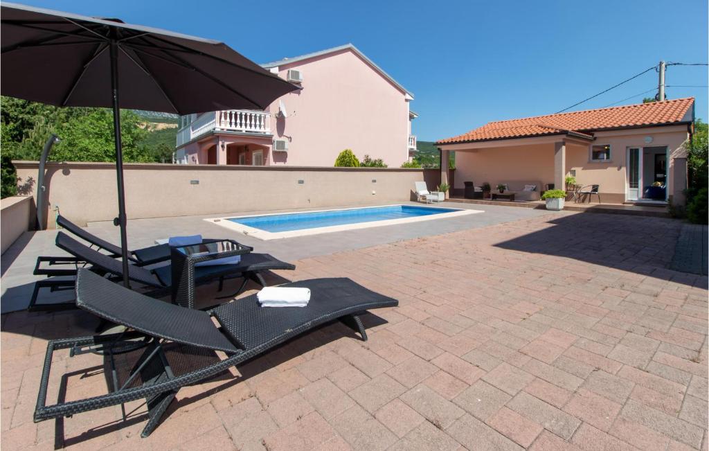 Bazén v ubytovaní Ocean Front Apartment In Jadranovo alebo v jeho blízkosti