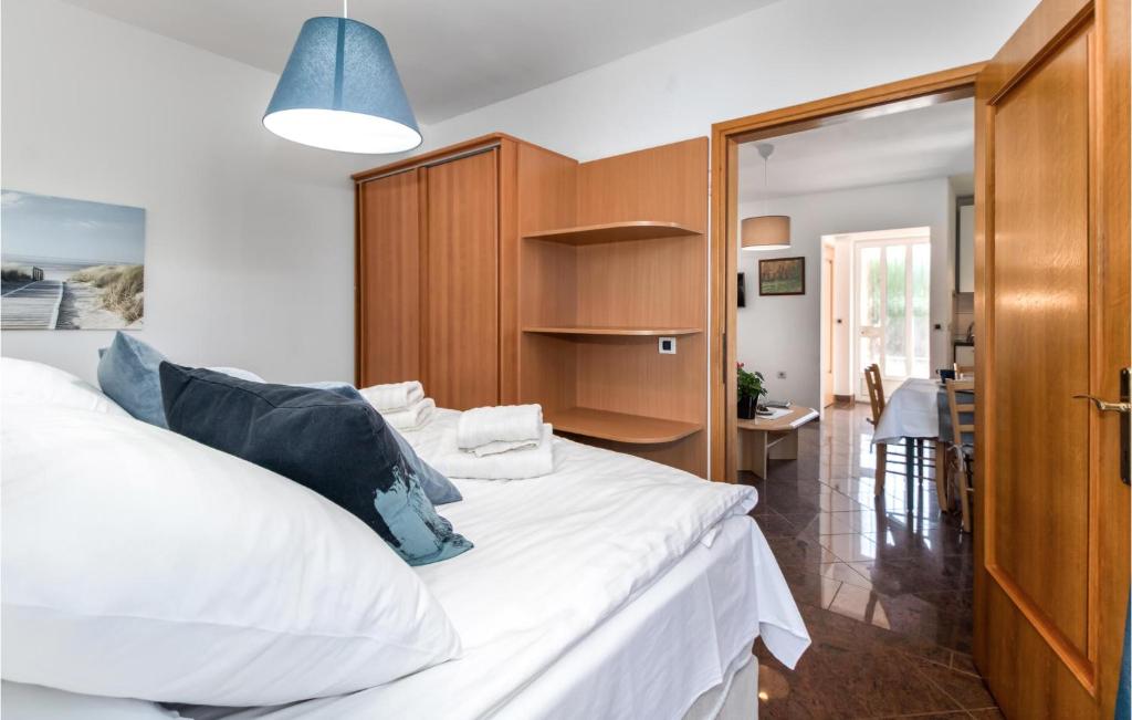 Posteľ alebo postele v izbe v ubytovaní Ocean Front Apartment In Jadranovo