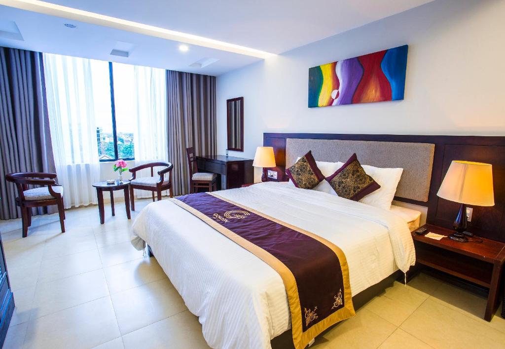 Posteľ alebo postele v izbe v ubytovaní Golden Quang Tri Hotel