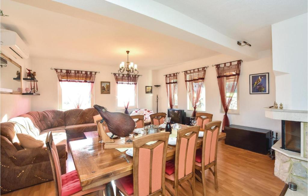 Posezení v ubytování Three-Bedroom Holiday Home In Dicmo