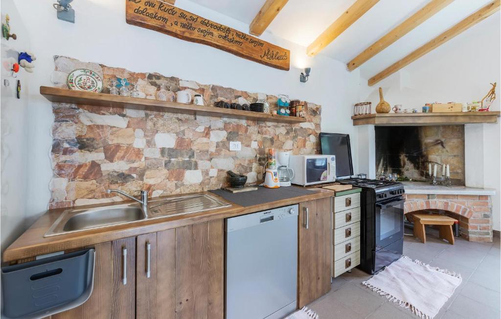 Kuchyňa alebo kuchynka v ubytovaní 2 Bedroom Cozy Home In Kostrcani