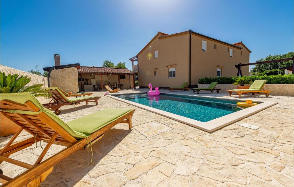 Six-Bedroom Holiday Home In Galovac