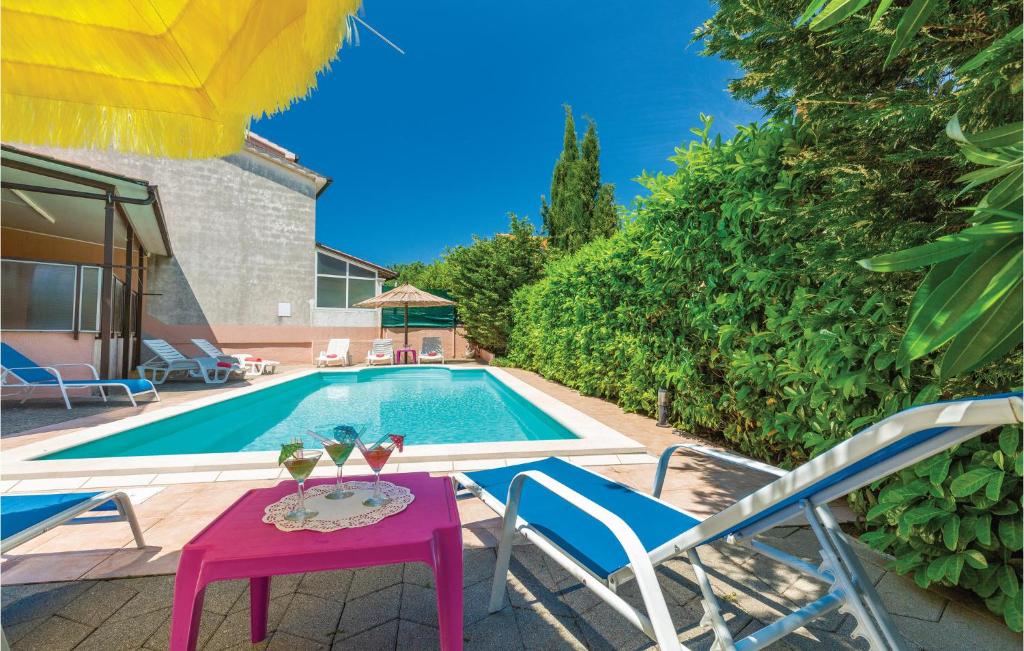 Bazén v ubytovaní Cozy Home In Pula With Jacuzzi alebo v jeho blízkosti