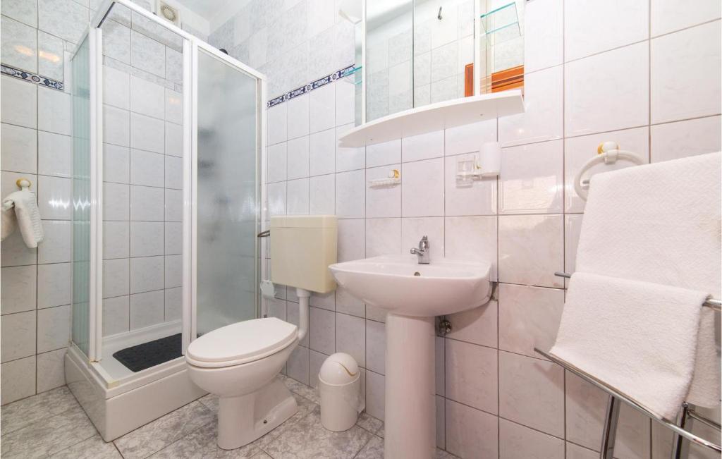 Kúpeľňa v ubytovaní Two-Bedroom Apartment With Sea View In Okrug Gornji