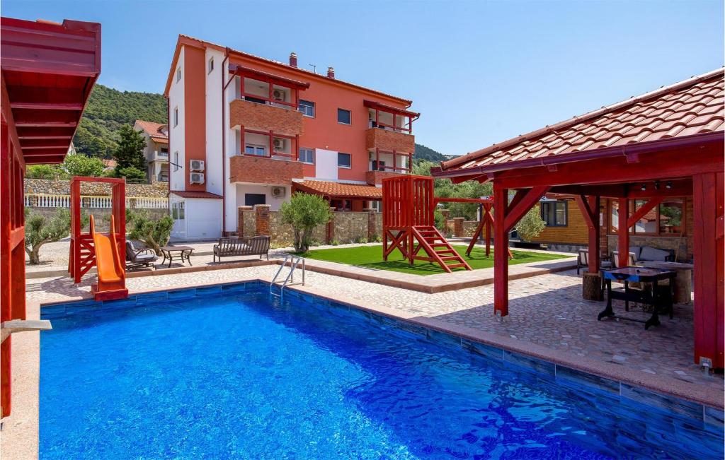 Bazén v ubytovaní 2 Bedroom Nice Apartment In Banjol alebo v jeho blízkosti