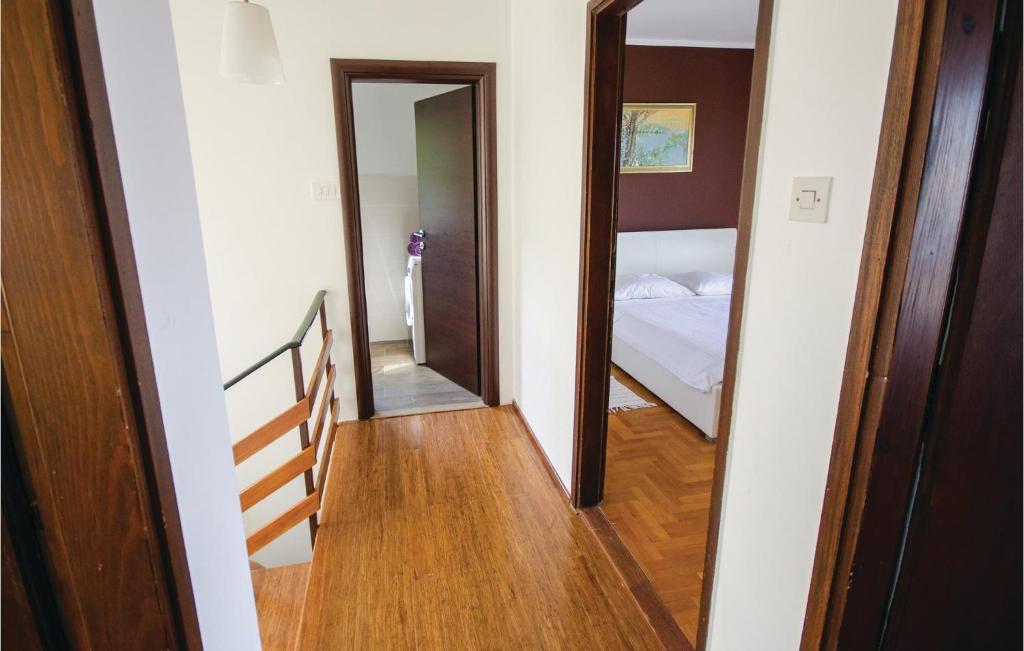 Posteľ alebo postele v izbe v ubytovaní 3 Bedroom Beautiful Home In Jadranovo
