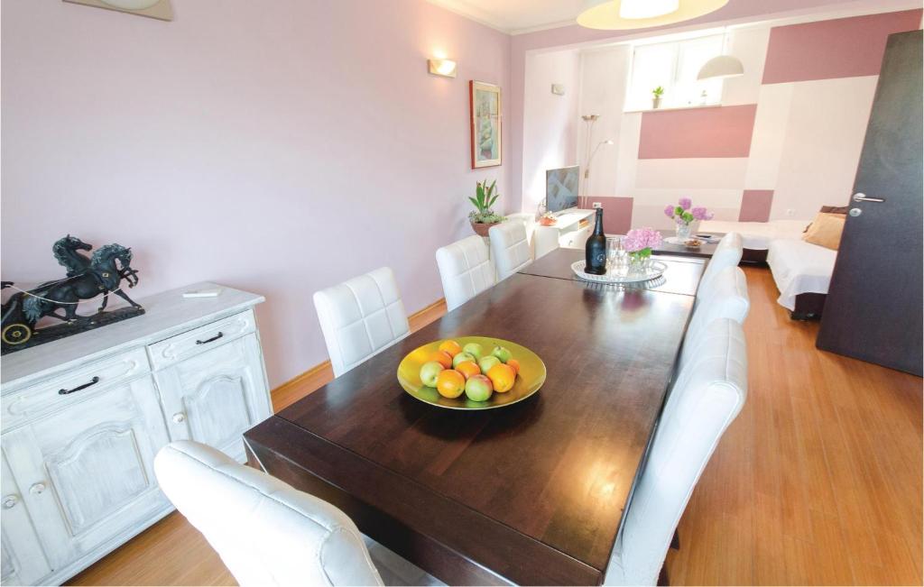 Kuchyňa alebo kuchynka v ubytovaní 3 Bedroom Beautiful Home In Jadranovo