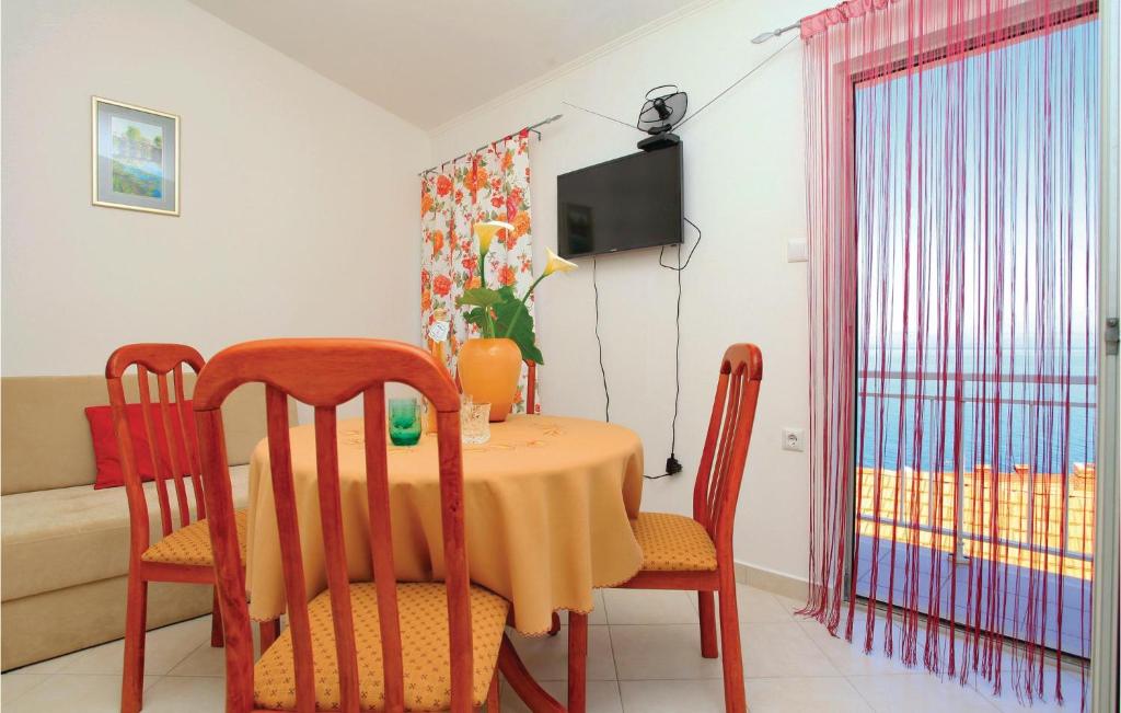 TV a/nebo společenská místnost v ubytování Apartment Prigradica O-525