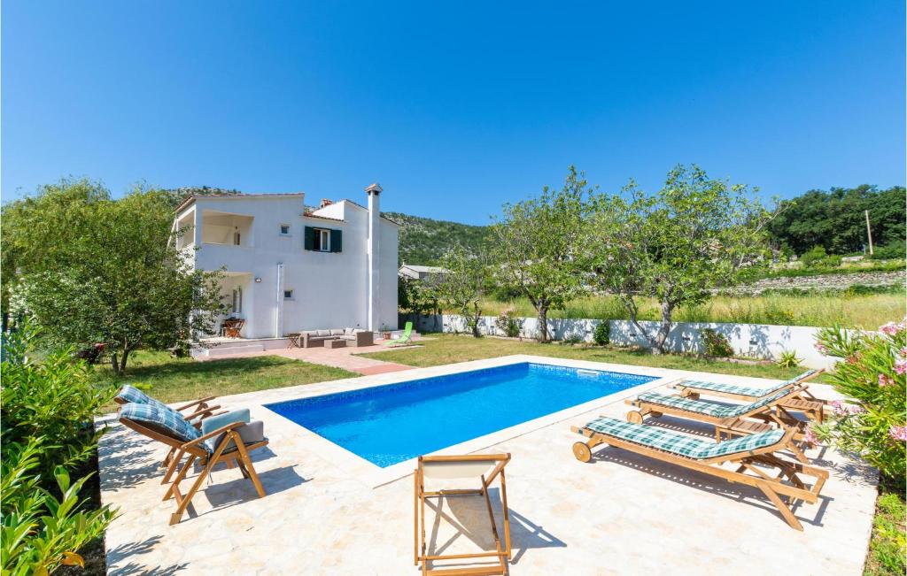 Bazén v ubytování Holiday Home Gata Bb Iv nebo v jeho okolí