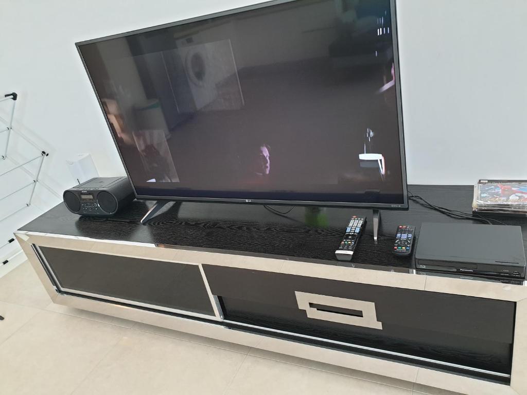 TV a/nebo společenská místnost v ubytování Cosy Afiniti suite next to Legoland