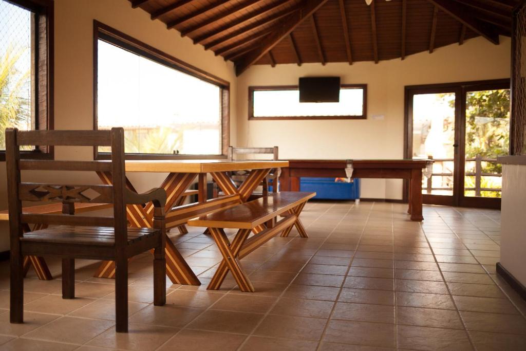 a dining room with a wooden table and chairs at Geribá Beach Apart Hotel casa 504 in Búzios