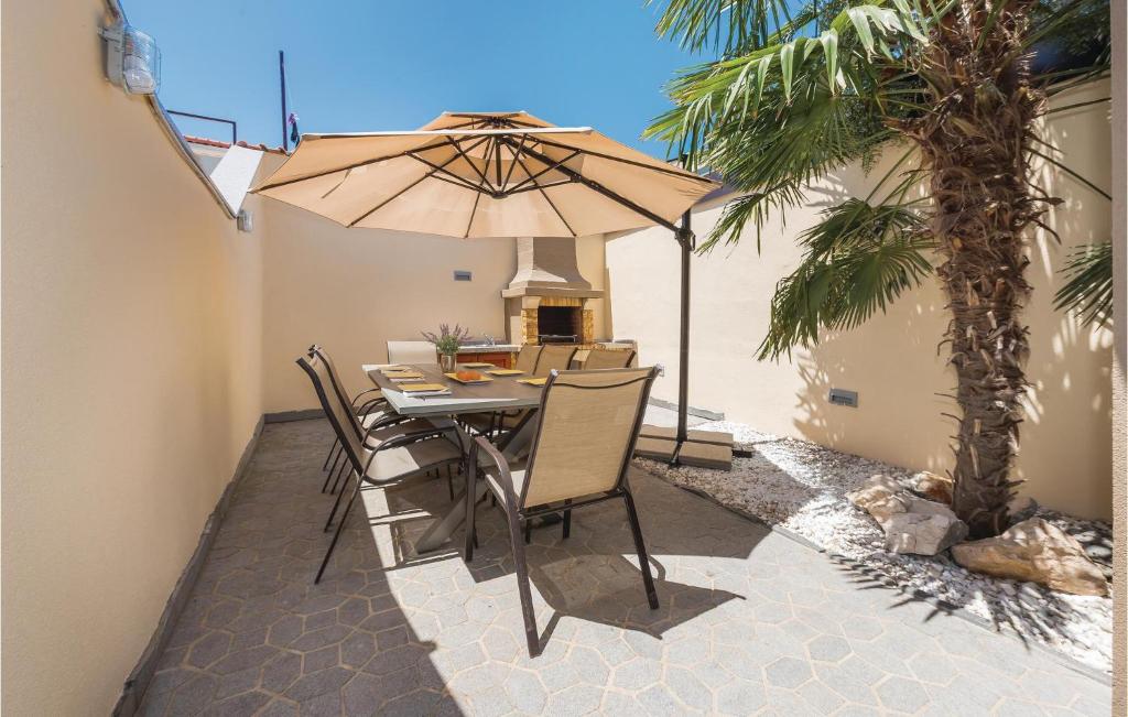 En terrasse eller udendørsområde på Holiday Home Vodice 12