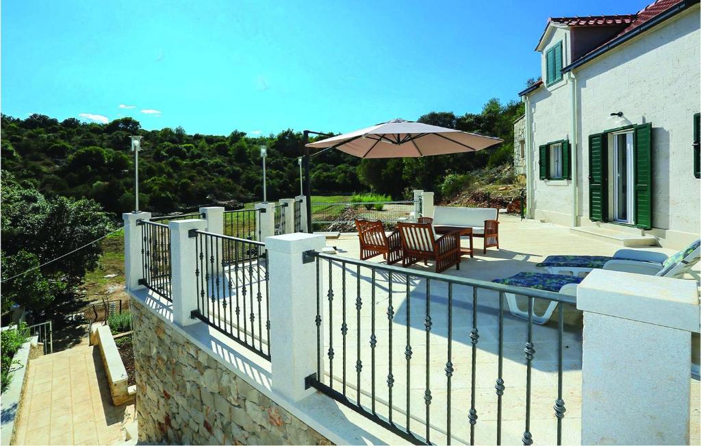 Balkón nebo terasa v ubytování Three-Bedroom Holiday Home In Pucisca