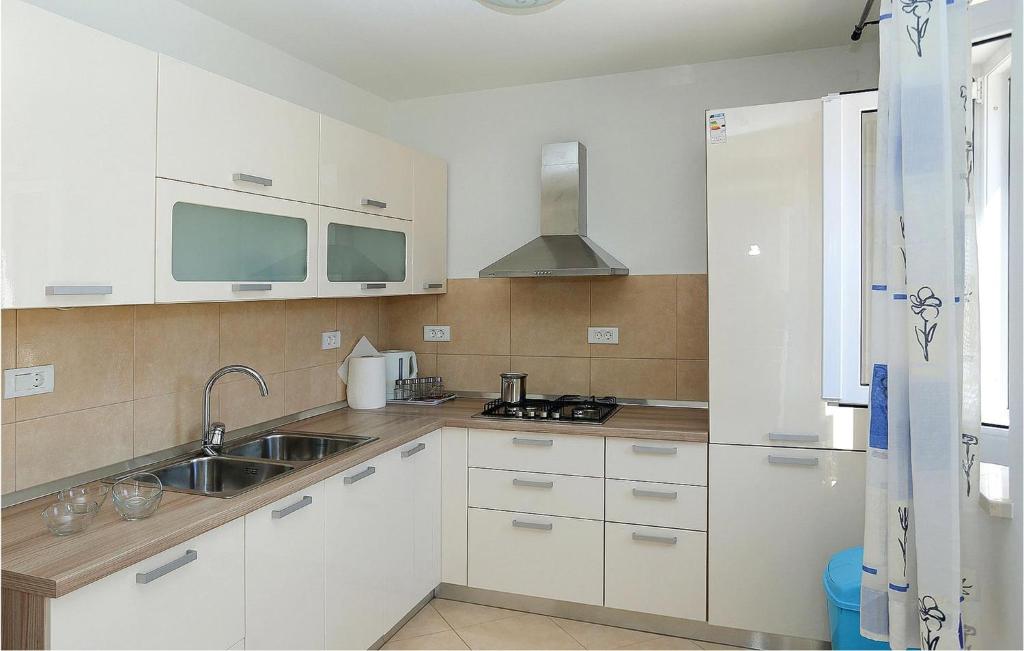 Kuchyň nebo kuchyňský kout v ubytování Three-Bedroom Holiday Home In Pucisca