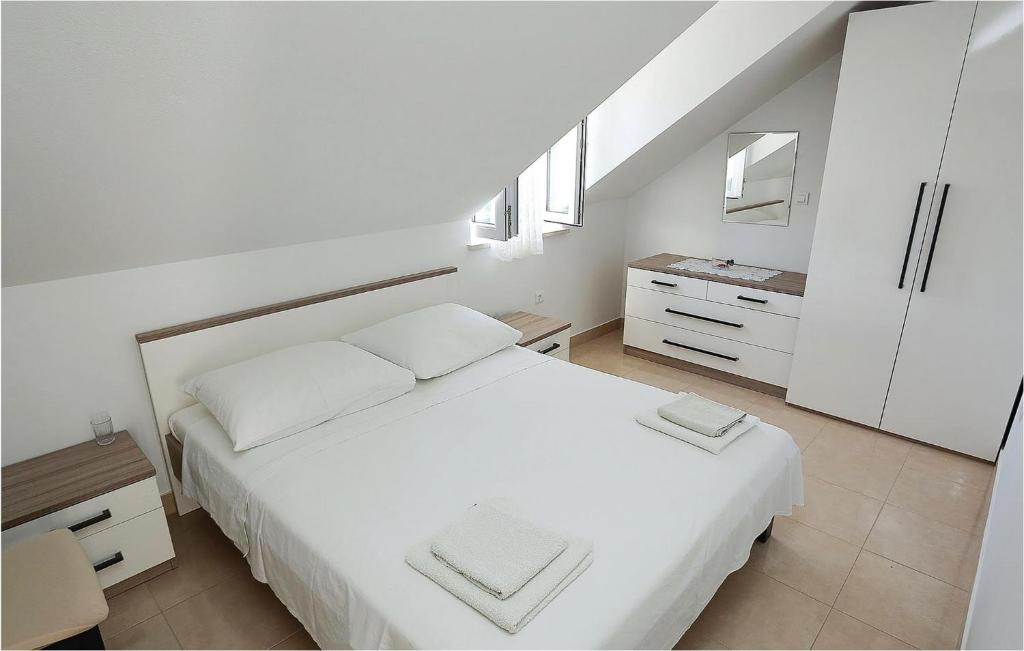 Postel nebo postele na pokoji v ubytování Three-Bedroom Holiday Home In Pucisca