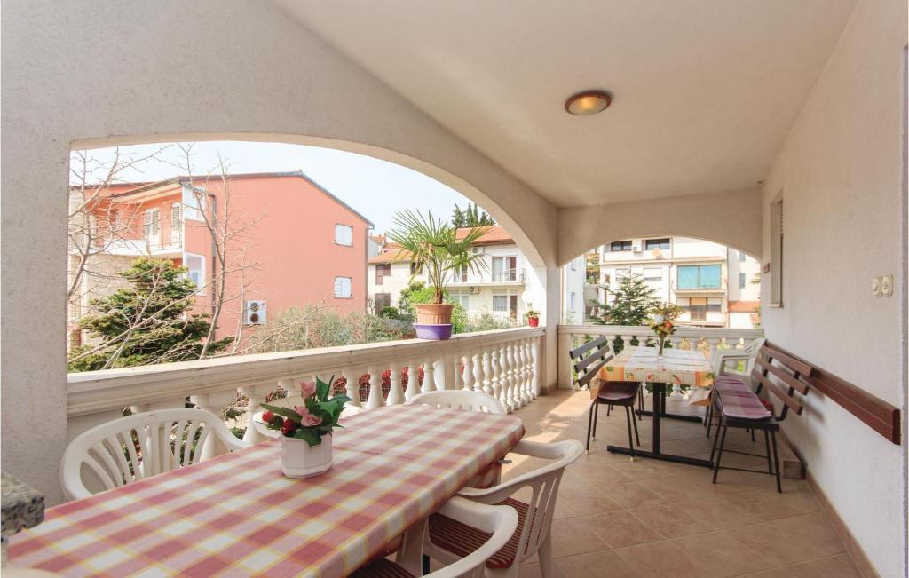 Balkón nebo terasa v ubytování 2 Bedroom Cozy Apartment In Pula