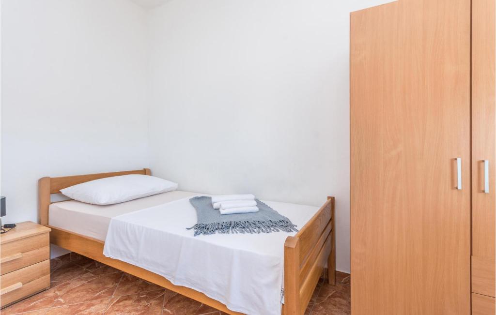 Łóżko lub łóżka w pokoju w obiekcie Two-Bedroom Holiday Home In Vrana